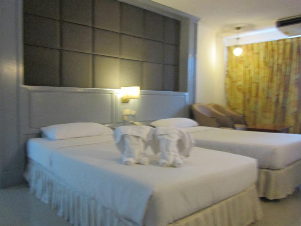 Lopburi Inn Hotel Zimmer foto
